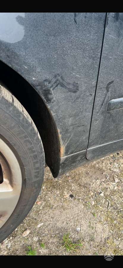 Audi A4 dalimis. Visos dalys yra