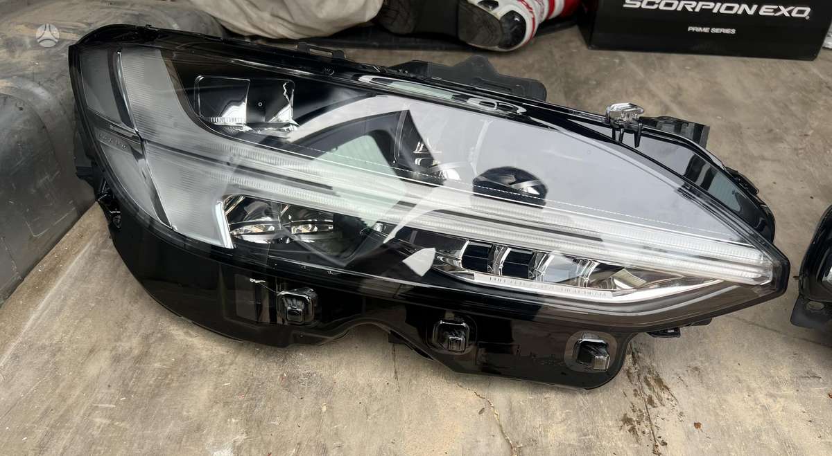 Volvo V90 žibintai