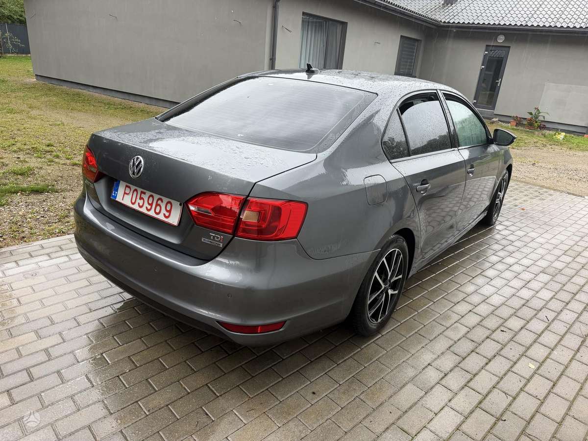 Volkswagen Jetta - 2