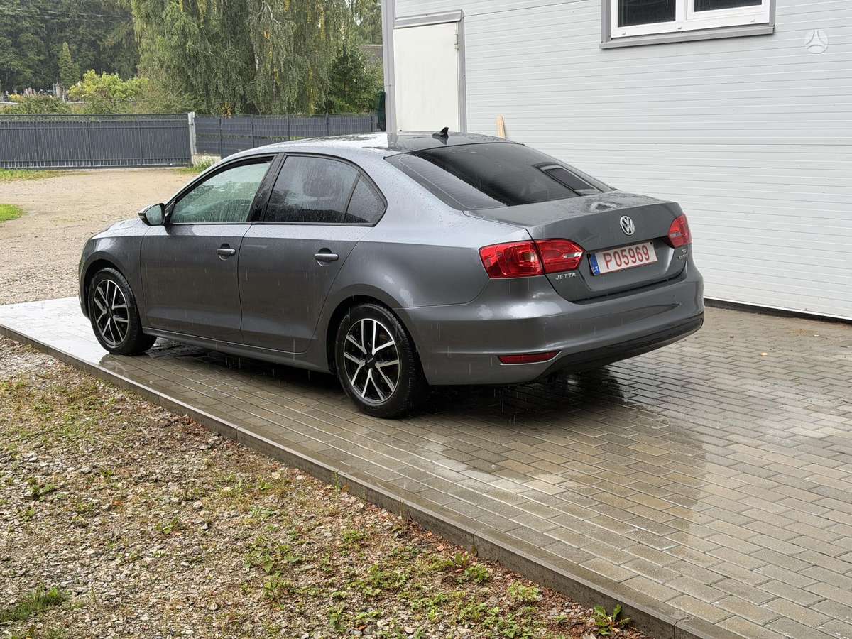 Volkswagen Jetta - 4
