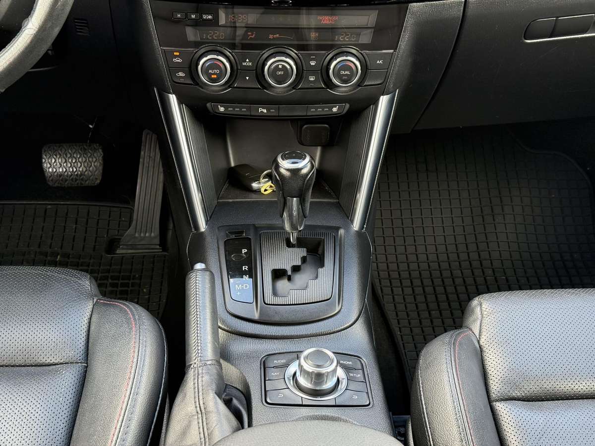 Mazda CX-5, 2.2 l., off-road / crossover