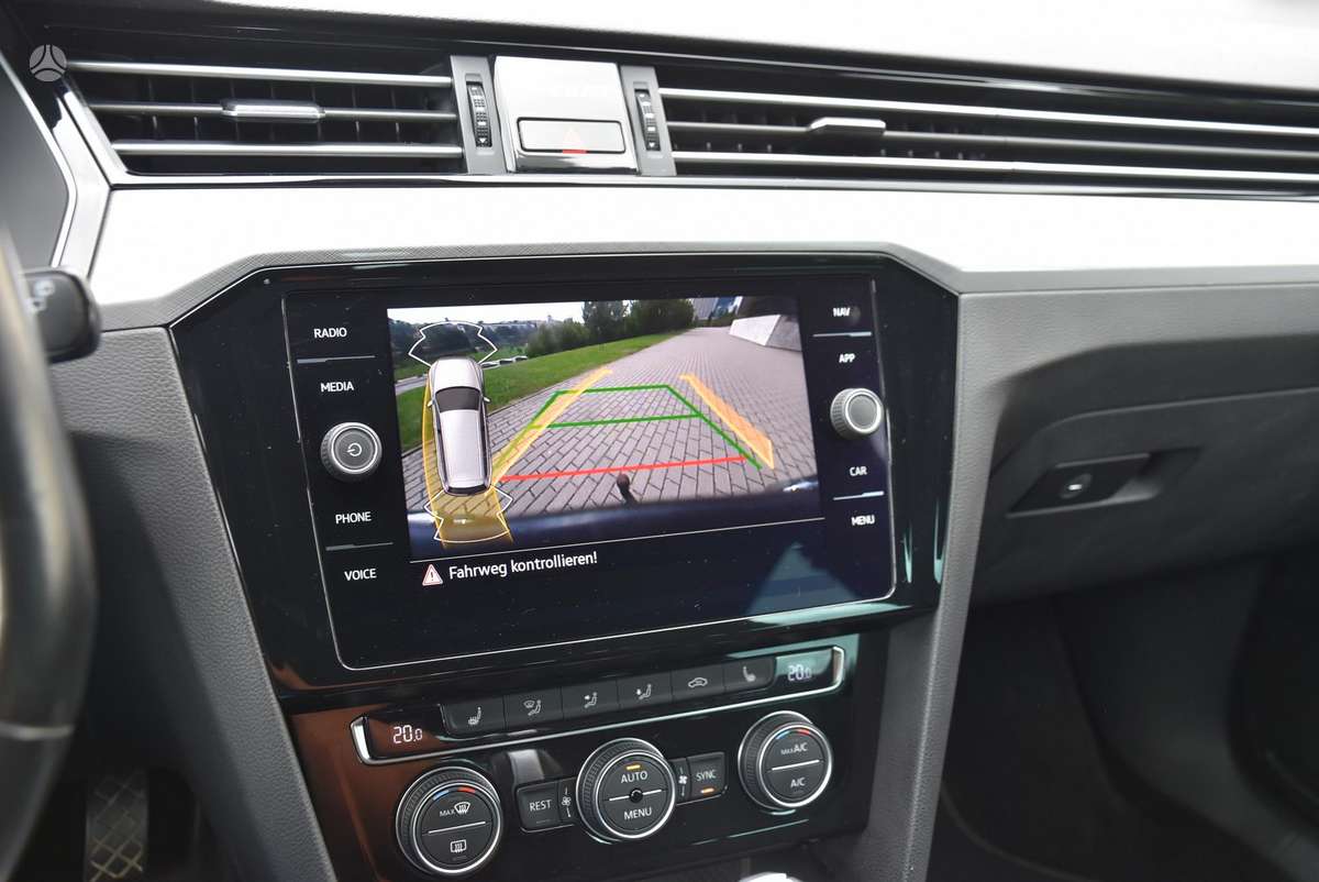 Volkswagen Passat - 11