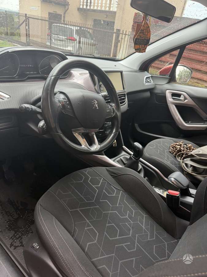 Peugeot 2008 - 8