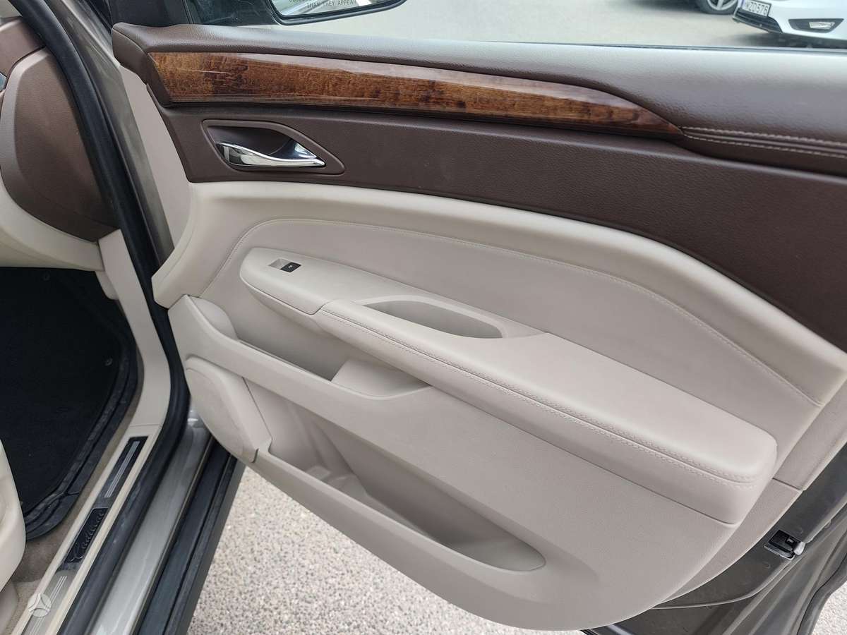Cadillac SRX, 3.0 l., off-road / crossover