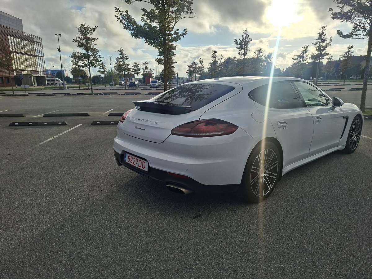 Porsche Panamera - 4
