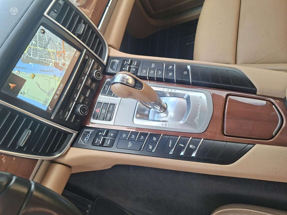 Porsche Panamera - 12