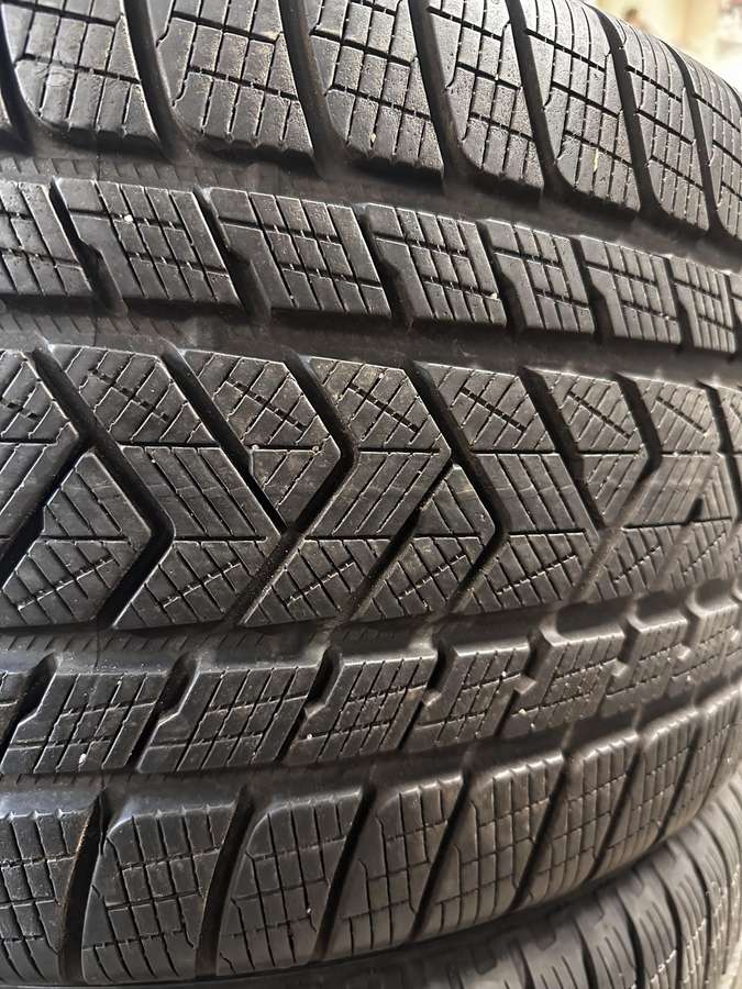 Pirelli, winter 305/35 R21