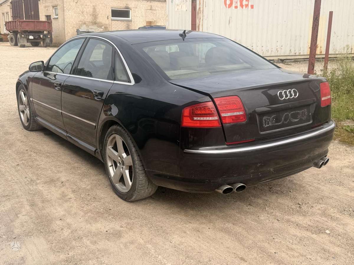 Audi A8, Седан