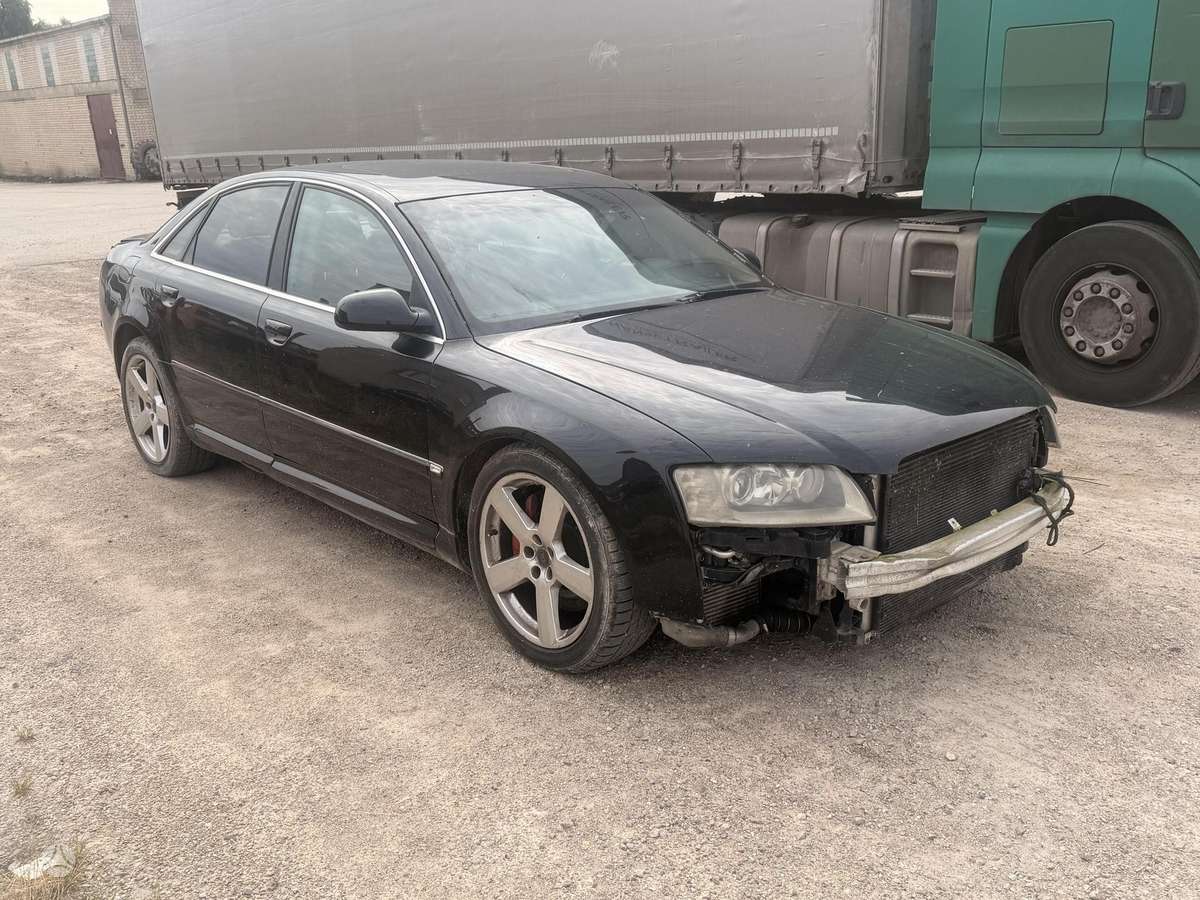 Audi A8, Седан