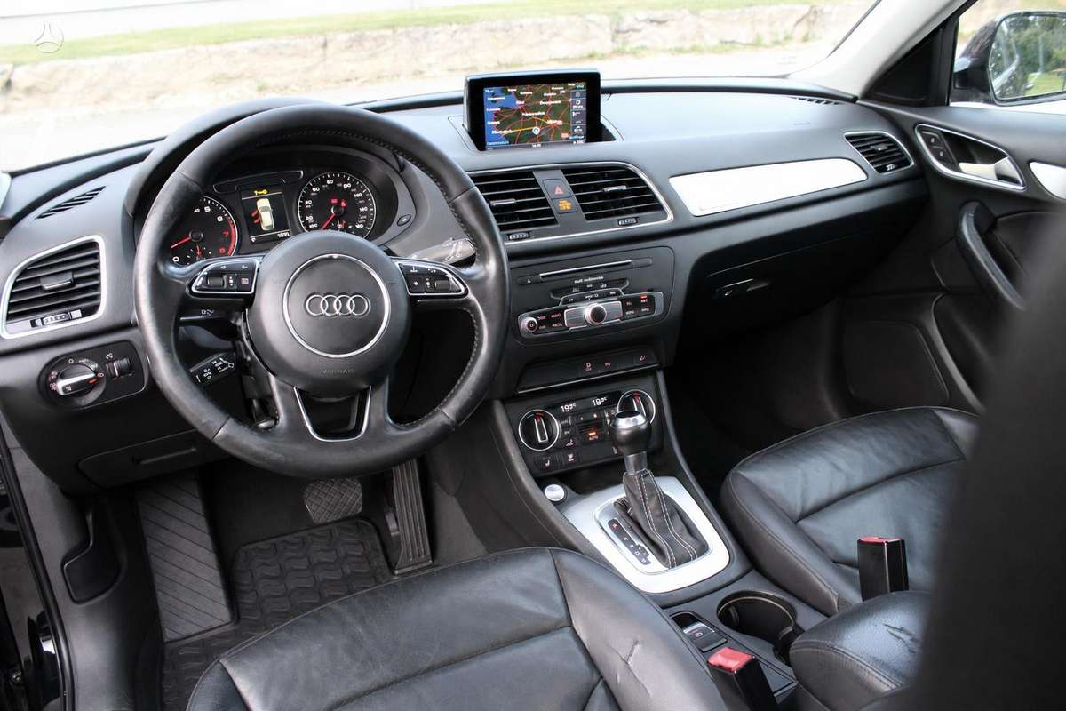 Audi Q3, 2.0 l., off-road / crossover