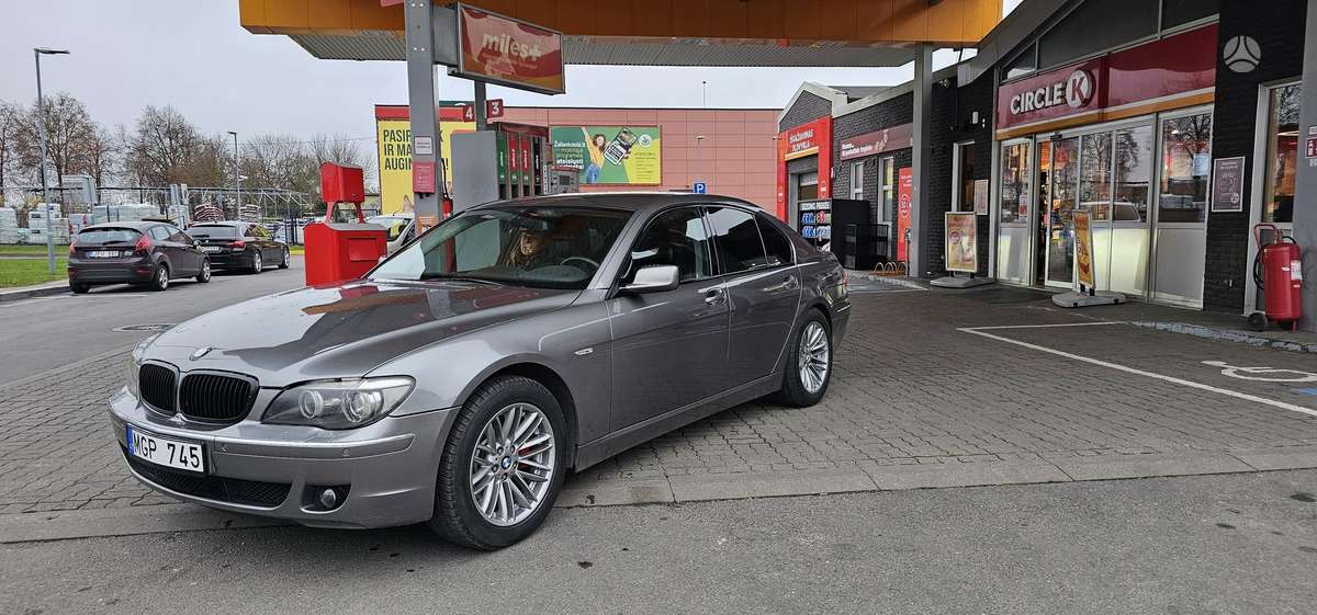 BMW 745, 4.4 l., Седан