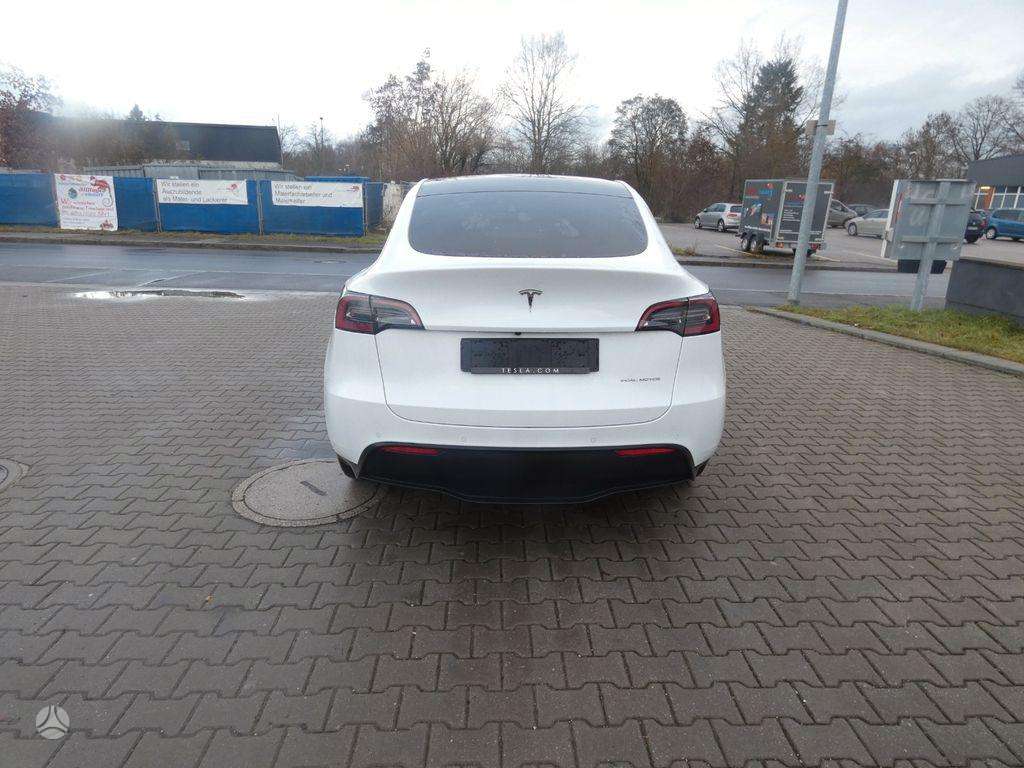 Tesla Model Y - 5