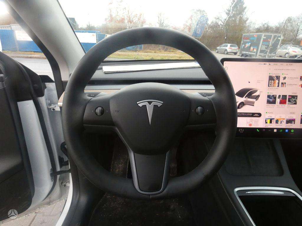 Tesla Model Y - 11