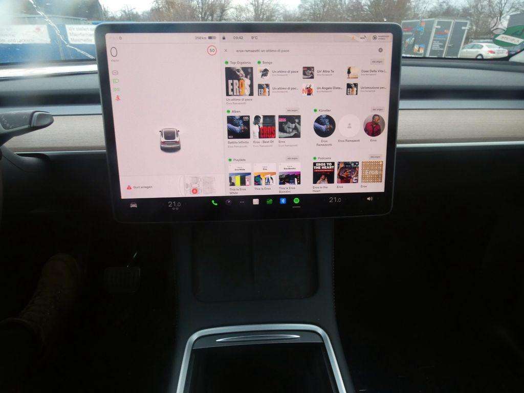 Tesla Model Y - 12