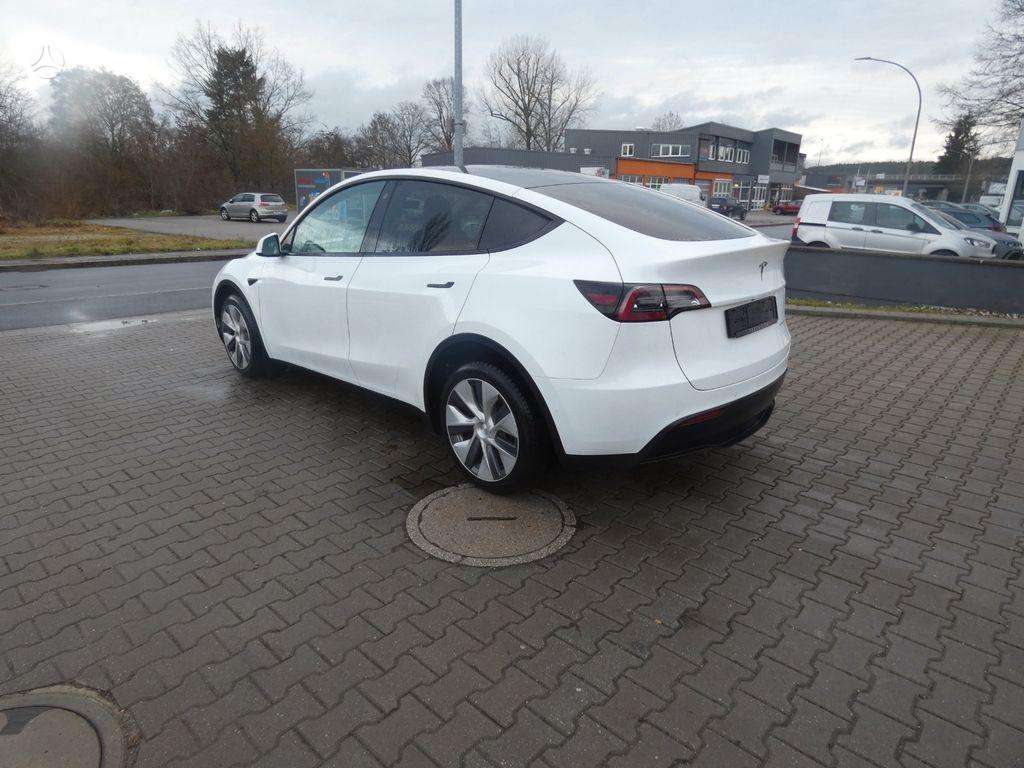 Tesla Model Y - 7