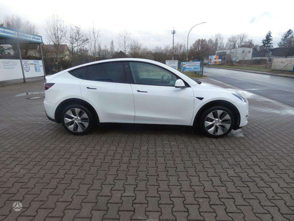 Tesla Model Y - 8
