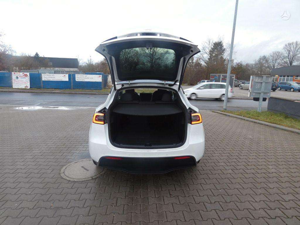 Tesla Model Y - 9