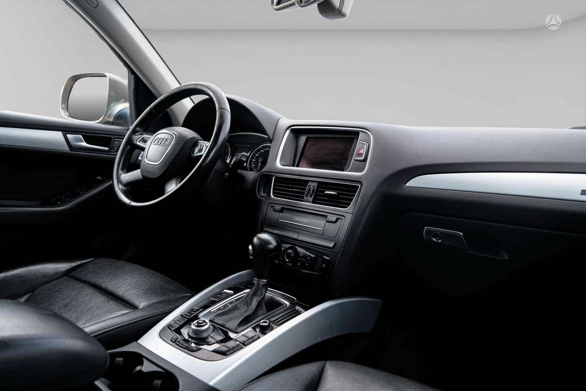 Audi Q5, 2.0 l., off-road / crossover