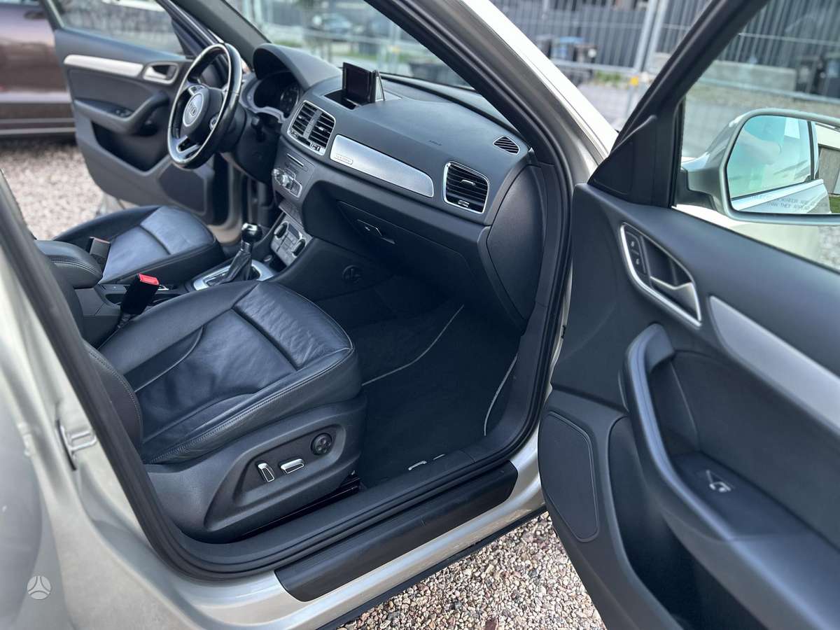 Audi Q3, 2.0 l., off-road / crossover