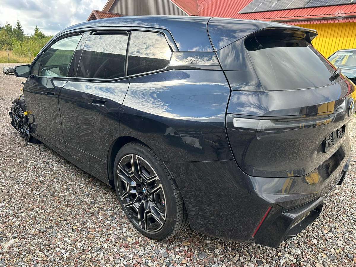 BMW iX, off-road / crossover