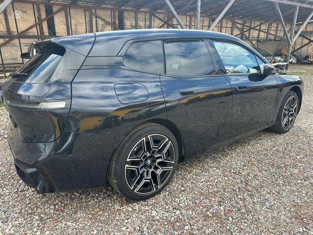 BMW iX, off-road / crossover