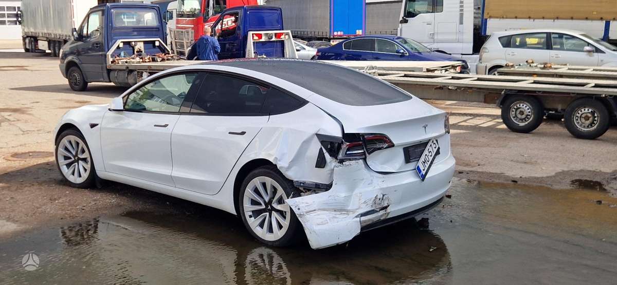 Tesla Model 3 - 4