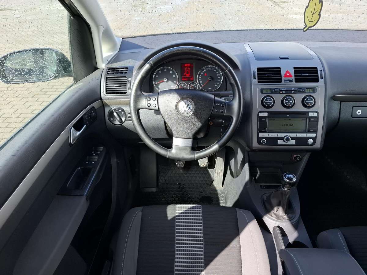 Volkswagen Touran - 11