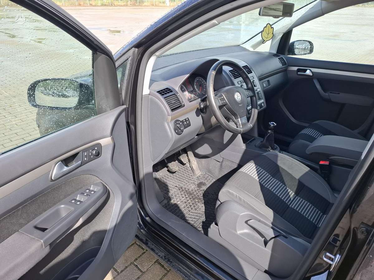 Volkswagen Touran - 12