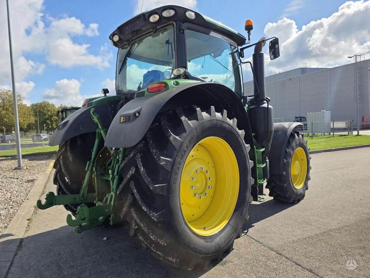 John Deere 6215R, traktoriai