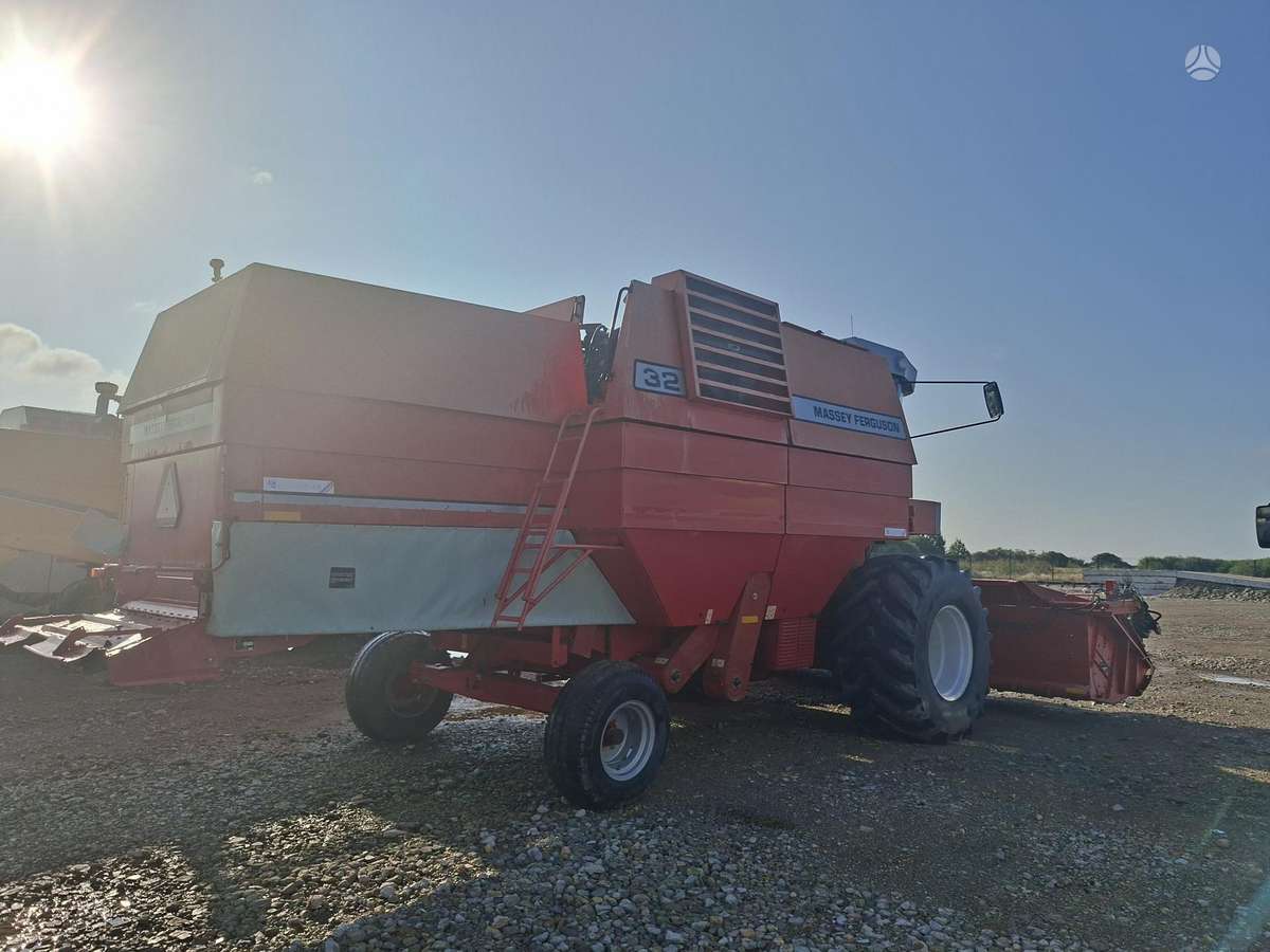 Massey Ferguson 32, combine harvesters