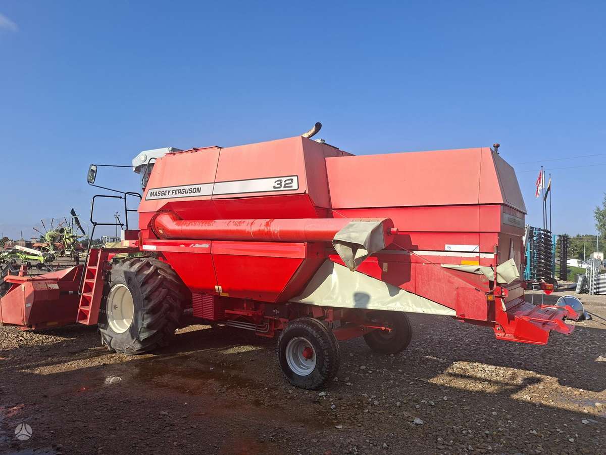 Massey Ferguson 32, combine harvesters