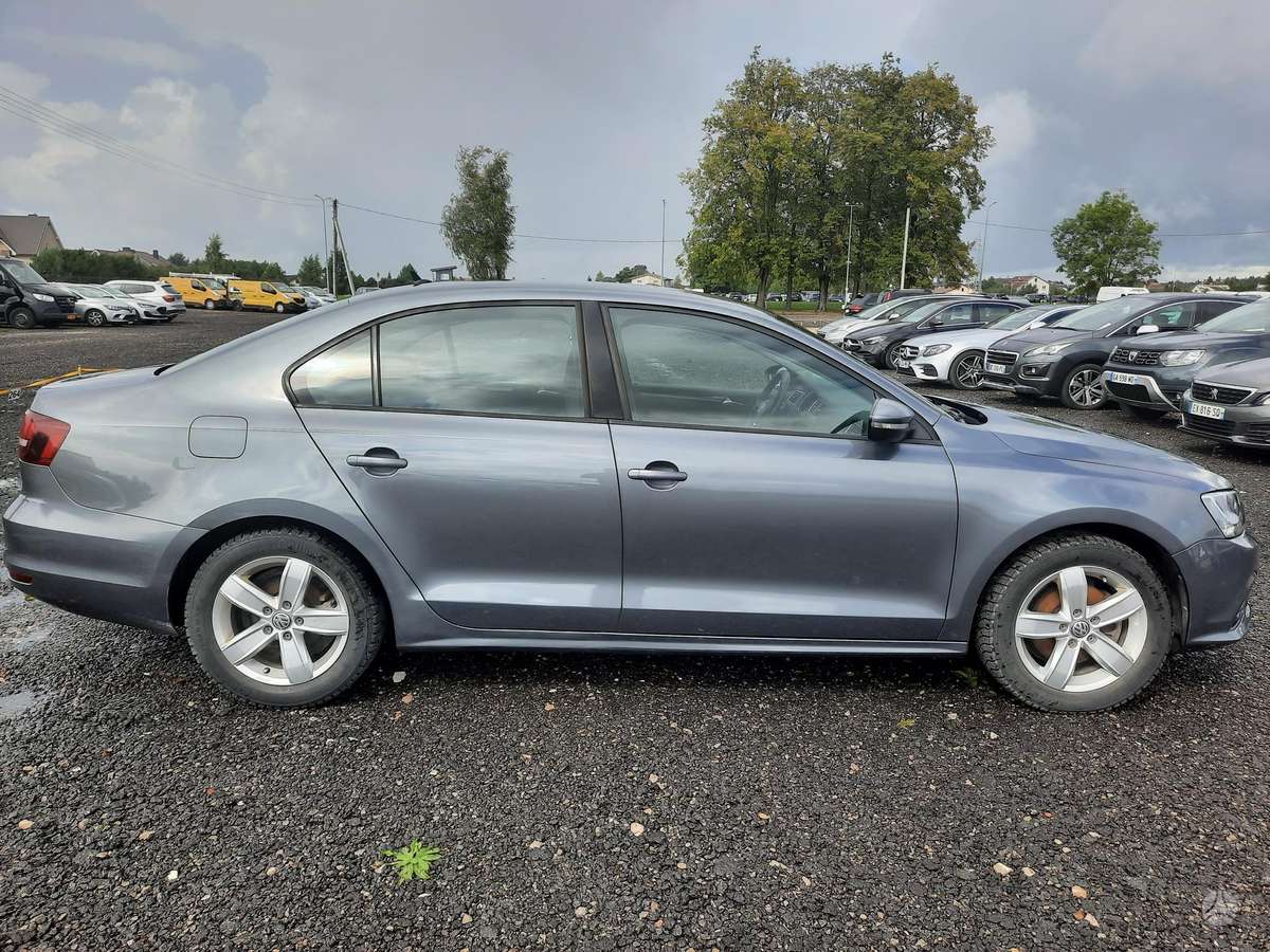 Volkswagen Jetta - 4
