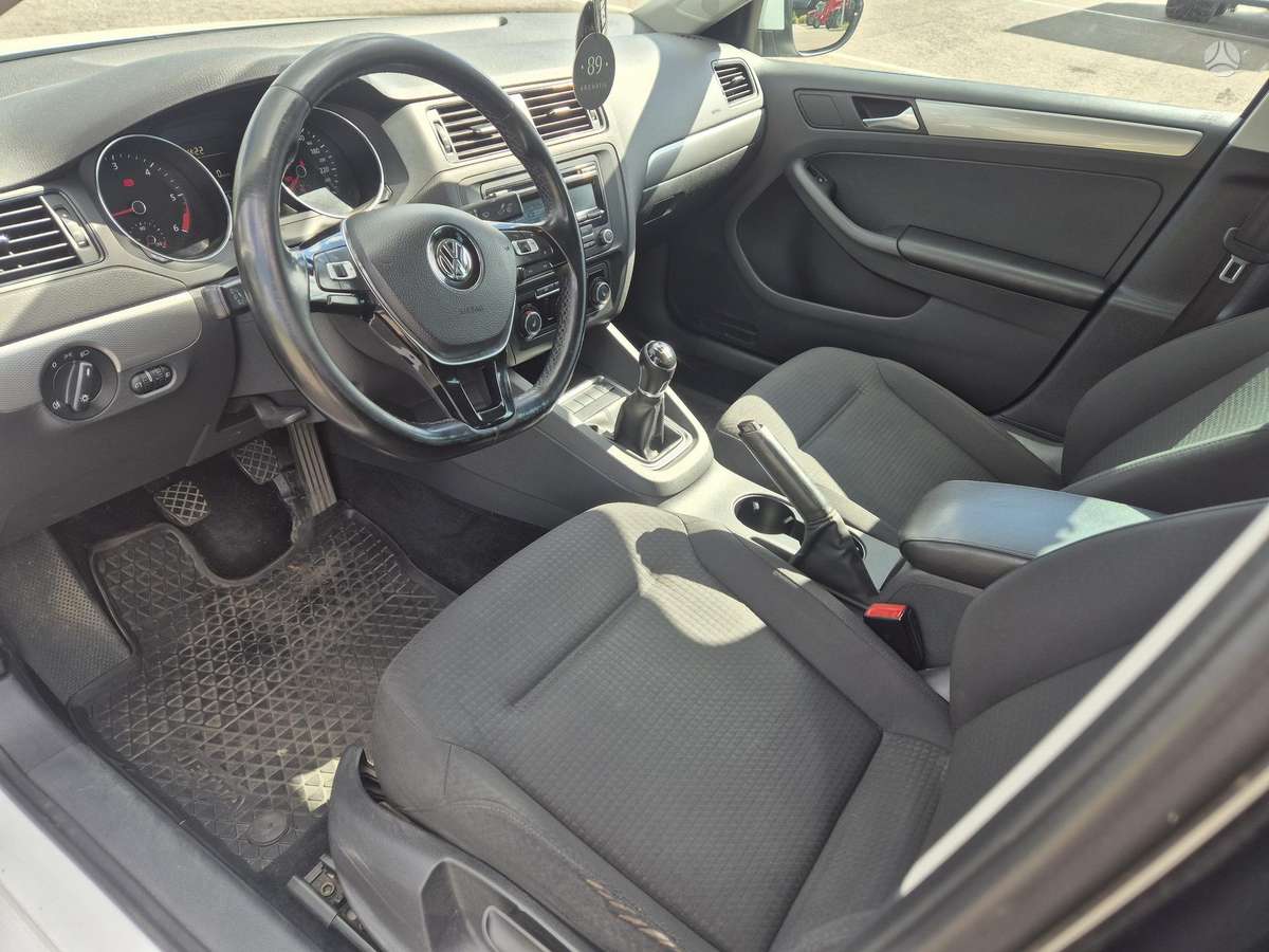 Volkswagen Jetta - 11