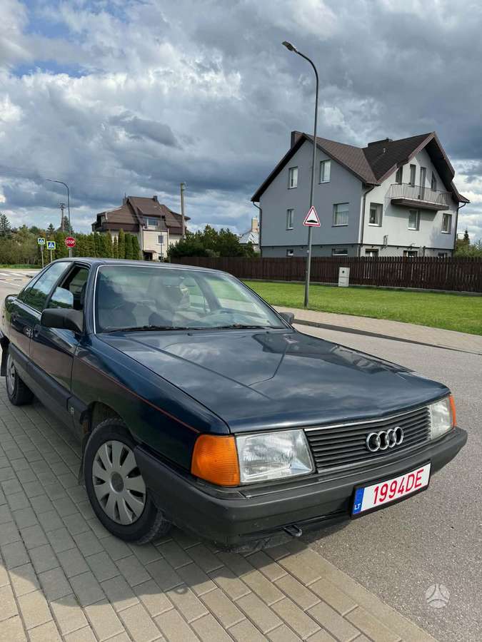 Audi 100, 1.8 l., Седан