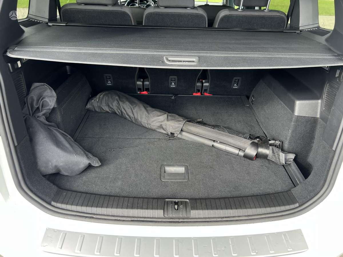 Volkswagen Touran - 12