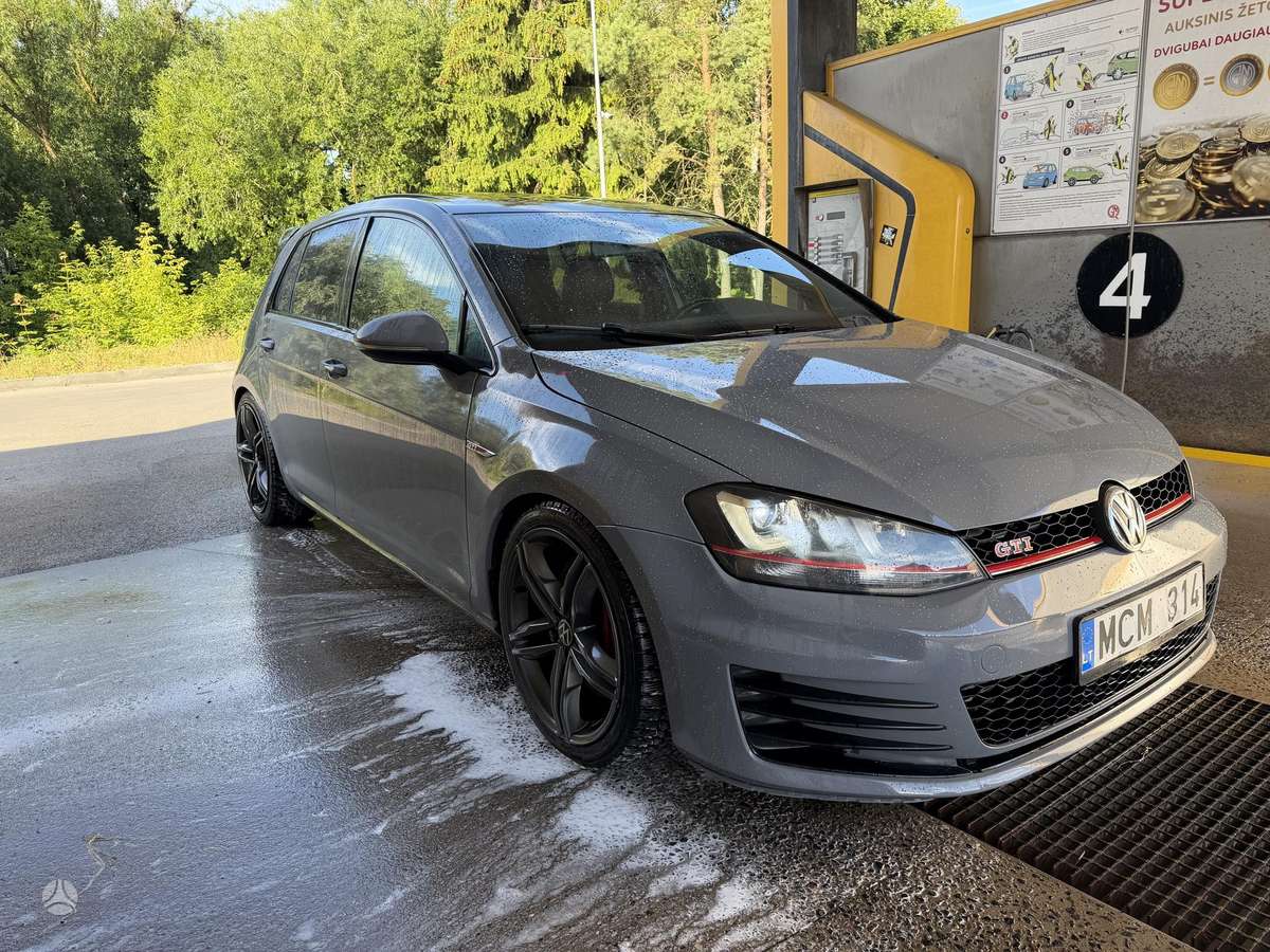 Volkswagen Golf - 6