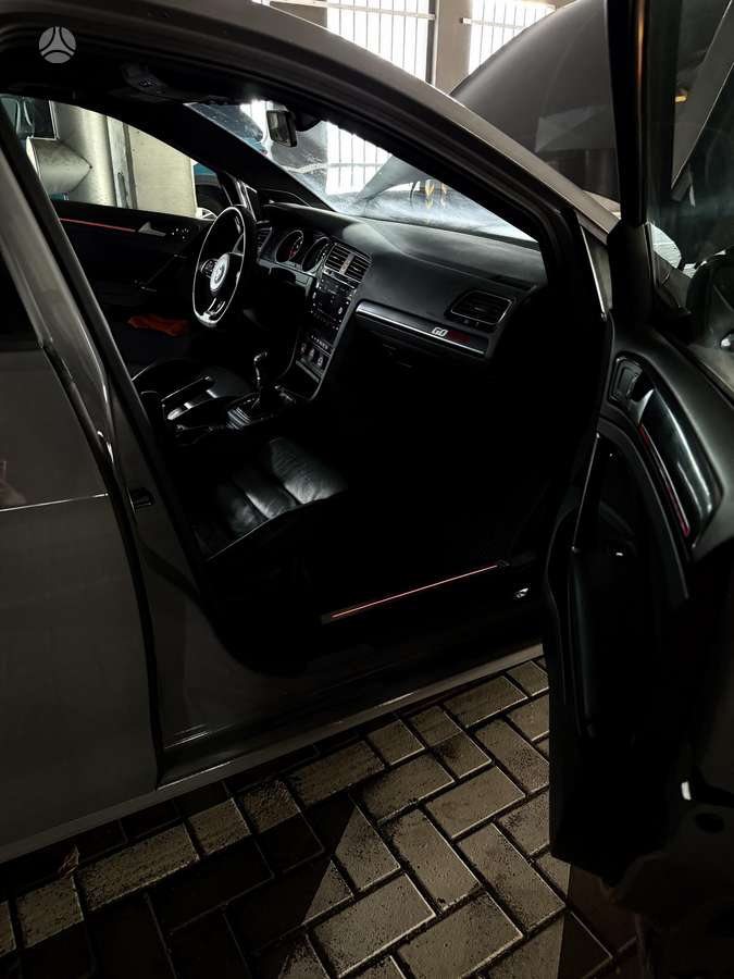 Volkswagen Golf - 8