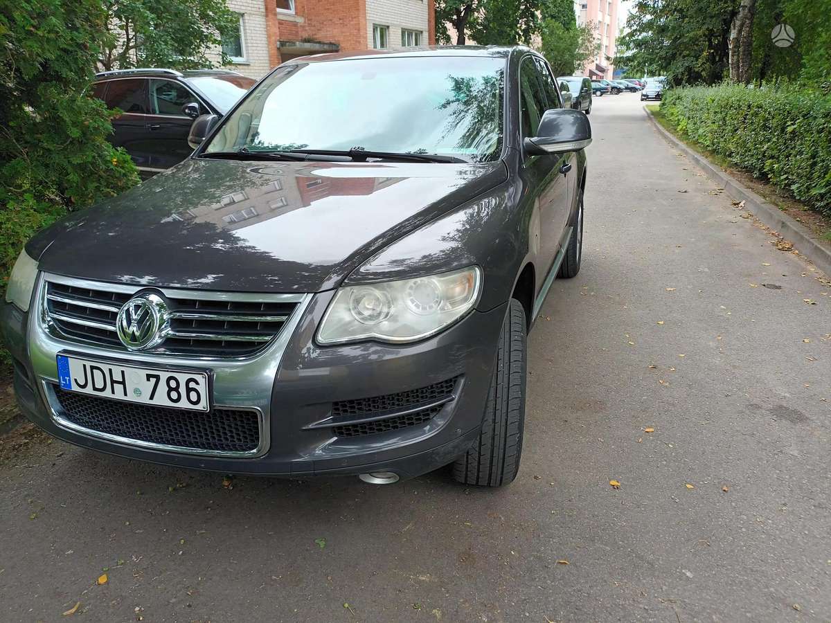 Volkswagen Touareg - 1