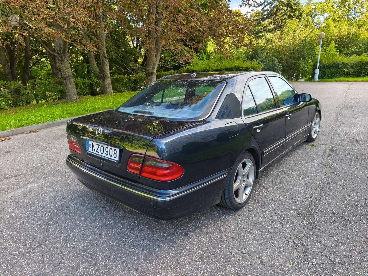 Mercedes-Benz E320, 3.2 l., Седан