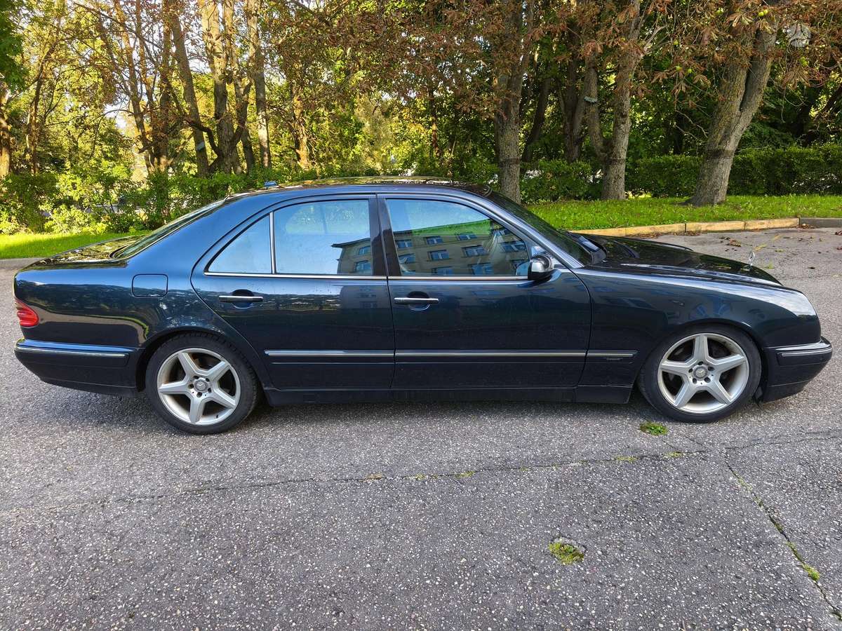 Mercedes-Benz E320, 3.2 l., Седан