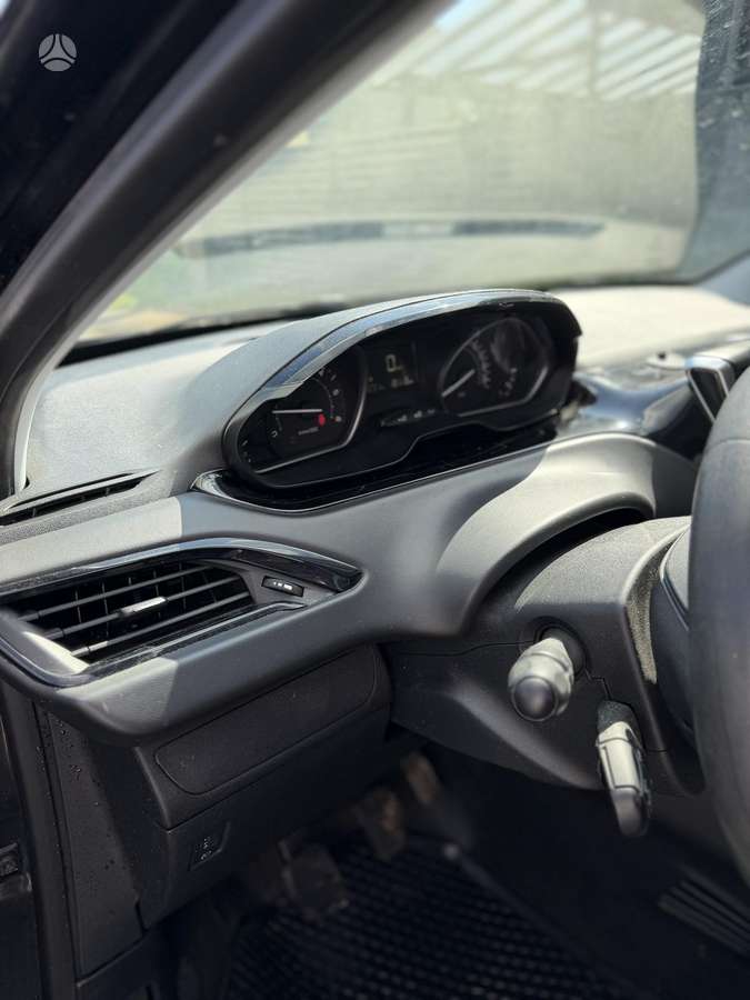 Peugeot 208 - 12