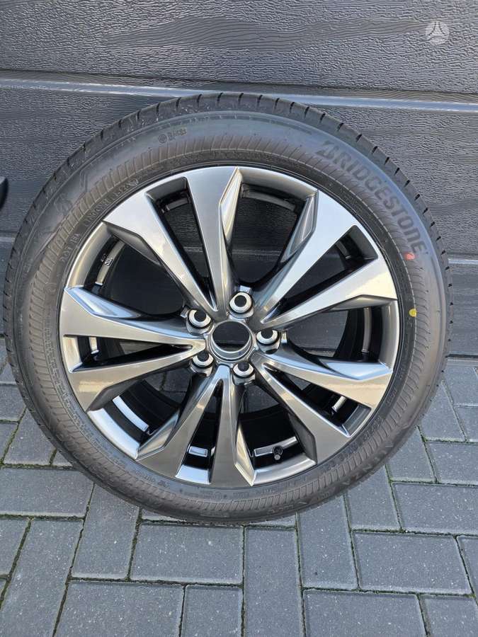 Lexus UX, lengvojo lydinio, R18