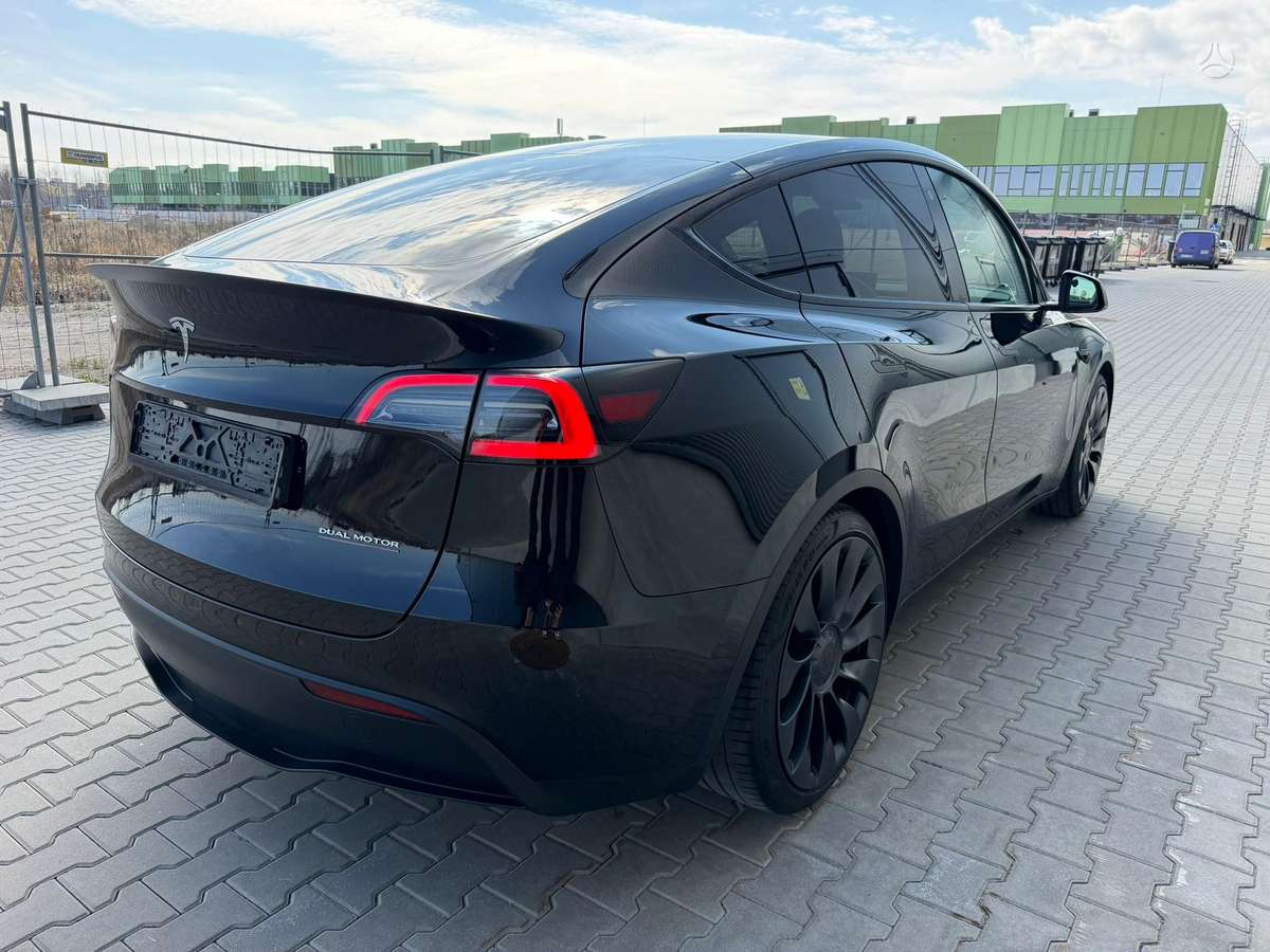 Tesla Model Y - 4