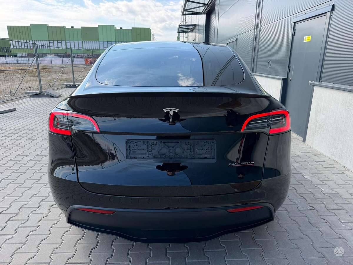Tesla Model Y - 5