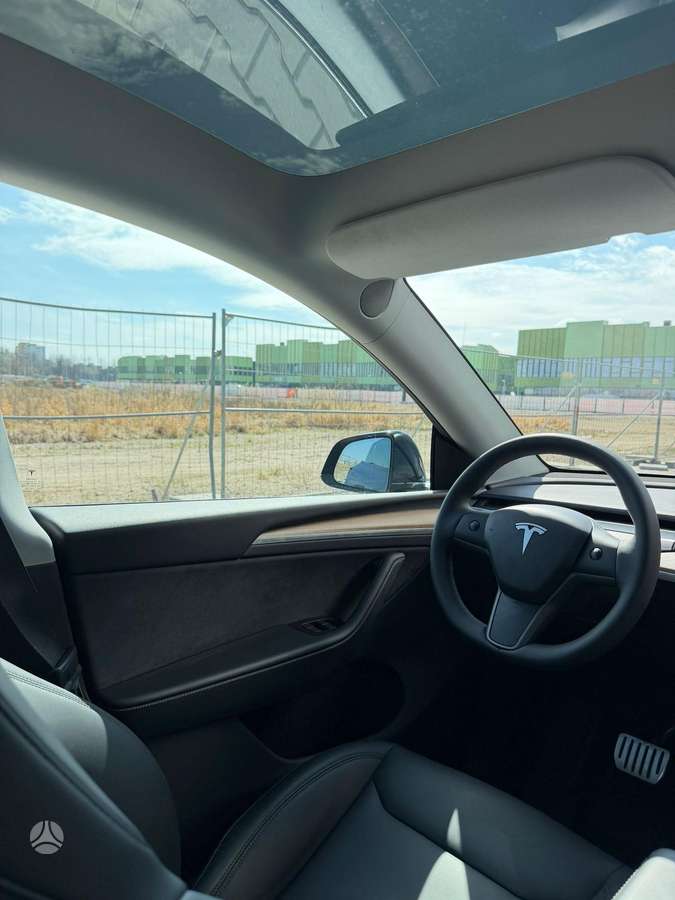 Tesla Model Y - 7