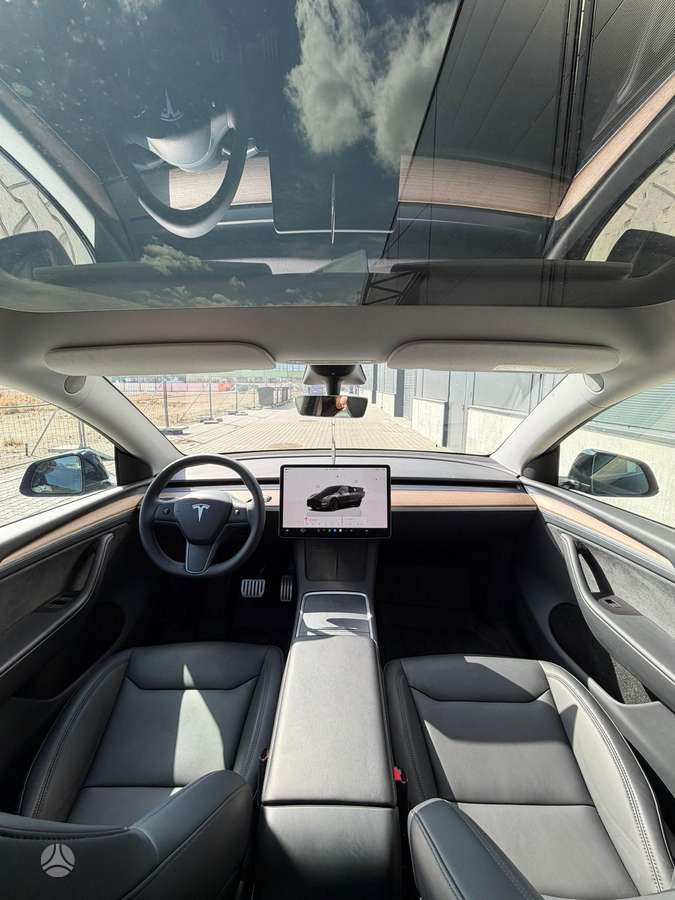 Tesla Model Y - 8