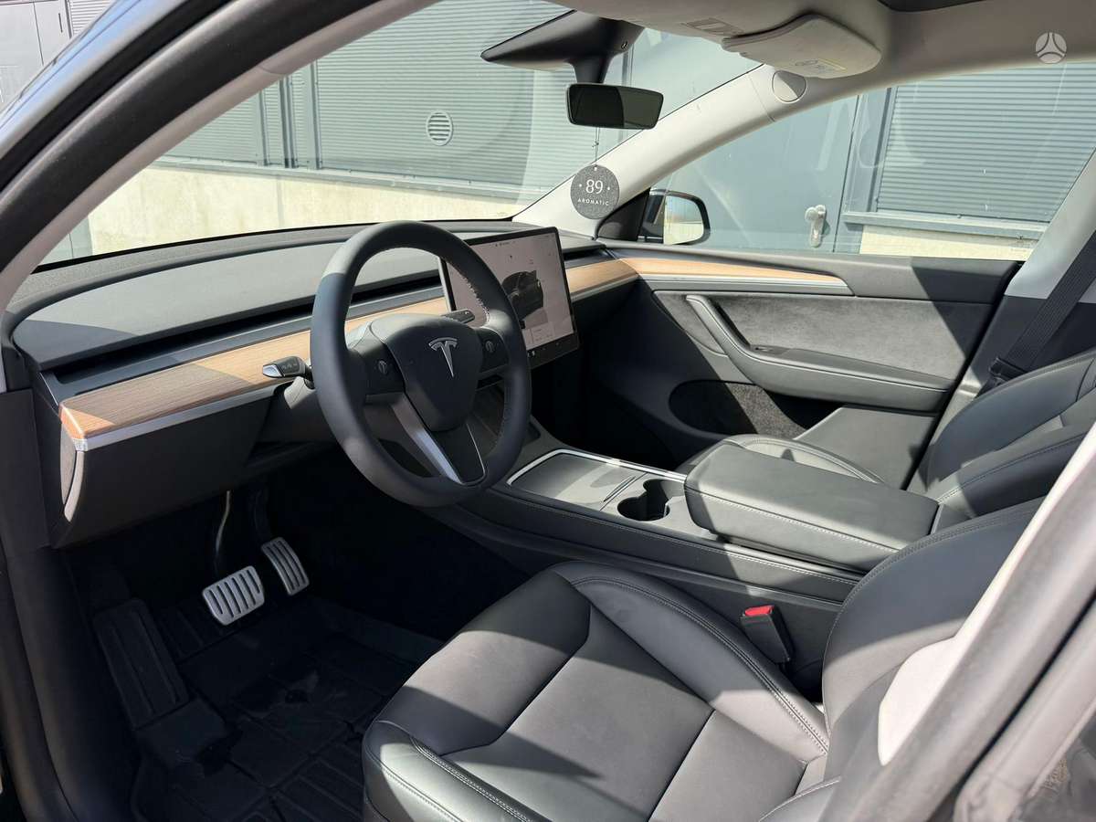 Tesla Model Y - 10