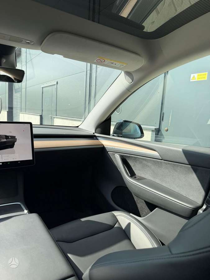 Tesla Model Y - 11