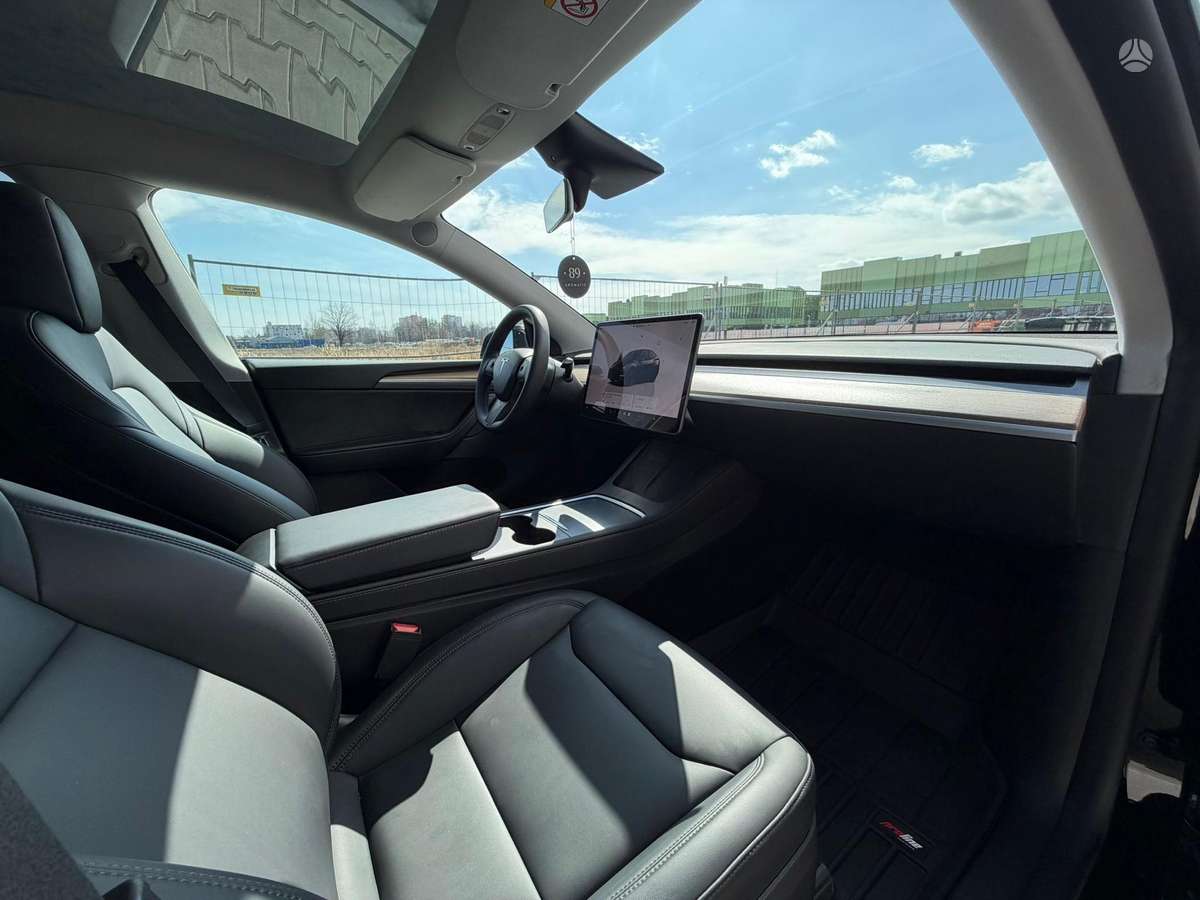 Tesla Model Y - 12