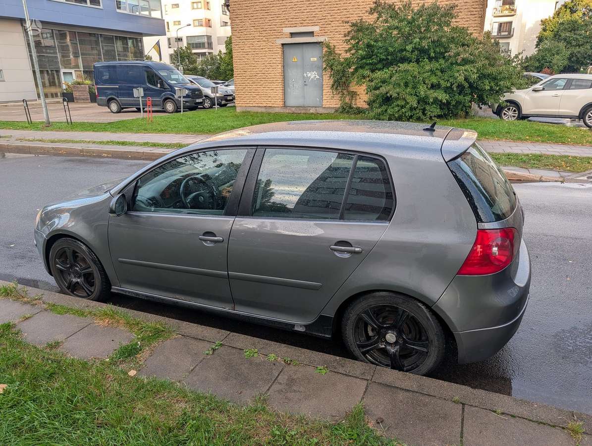 Volkswagen Golf - 1